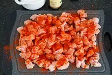 Gewürztes Putenfleisch in einer Schüssel