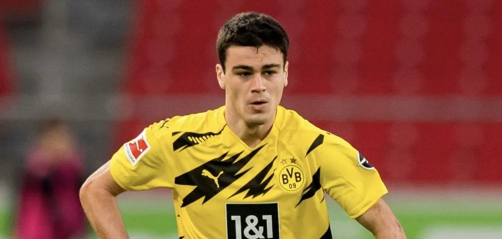Gio Reyna im Trikot von Borussia Dortmund in Aktion