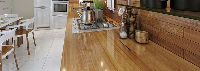 Glänzend lackierte Küchenarbeitsplatte mit versiegelter Oberfläche