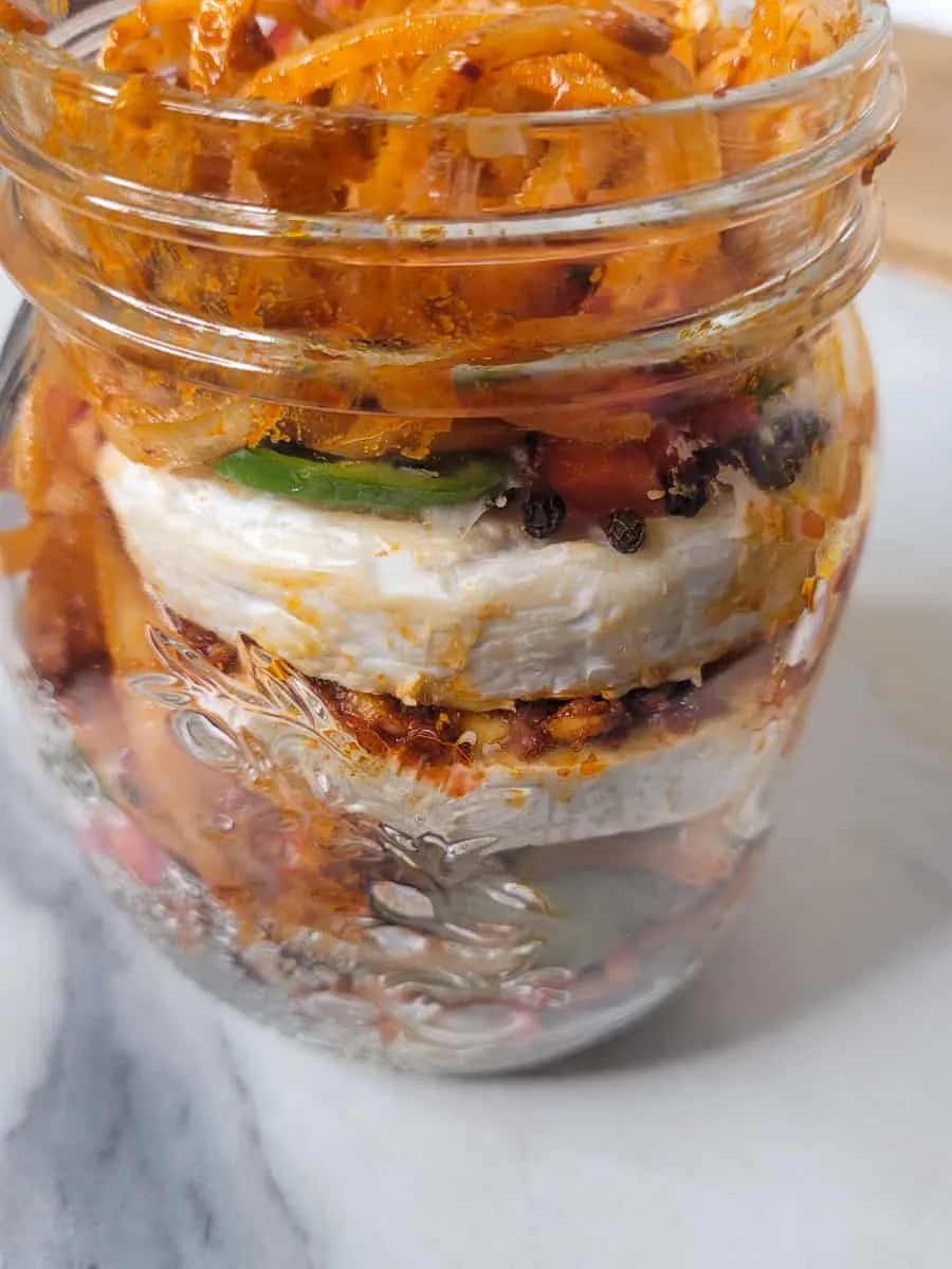 Glas mit Käse und mariniertem Gemüse