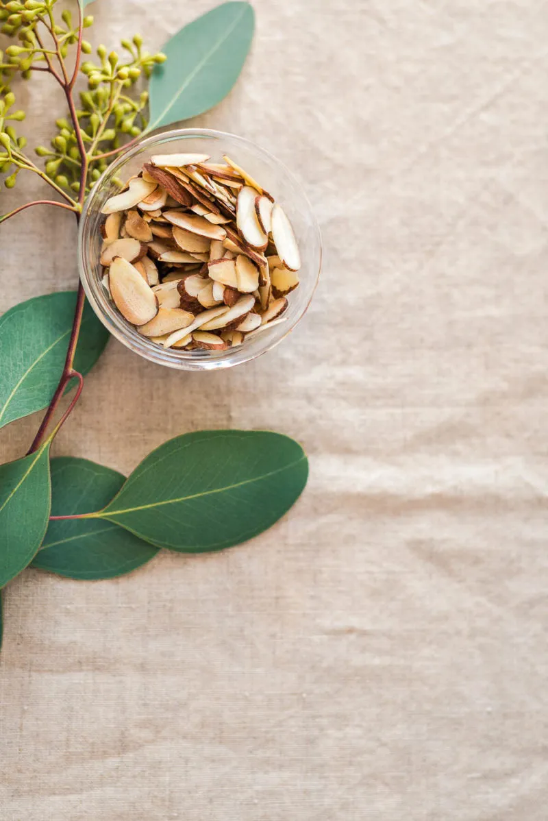 Gläser gefüllt mit Bratapfelpunsch, garniert mit Zimtstange und Sternanis