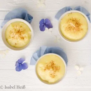 Gläser mit Natillas und einem Löffel