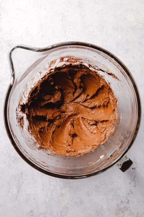 Glatt gerührte vegane Buttercreme bereit zum Bestreichen