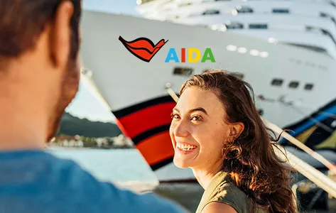 Glückliche Frau genießt die Kreuzfahrt auf einem AIDA Schiff