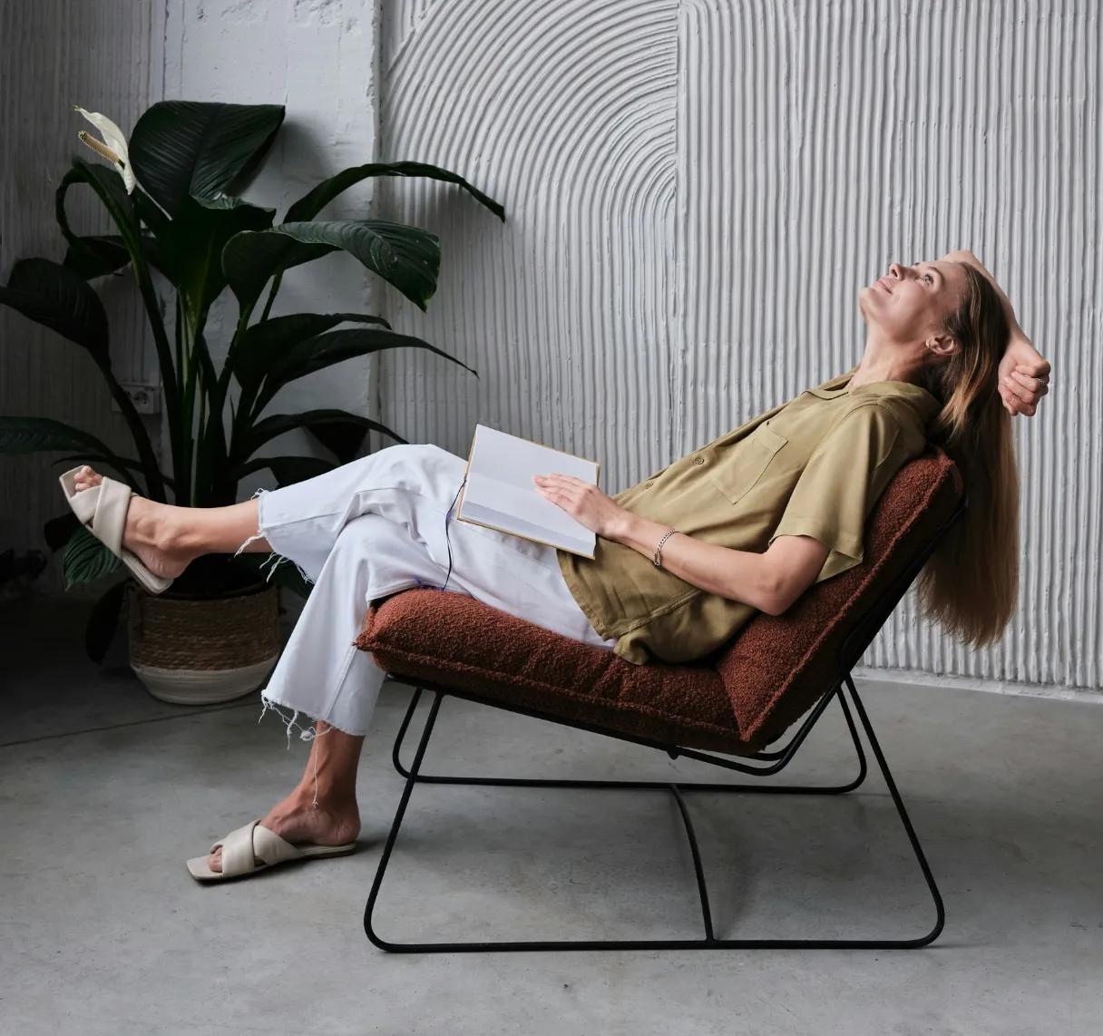 Glückliche Menschen genießen ihre moderne Küche von Brigitte Küchen