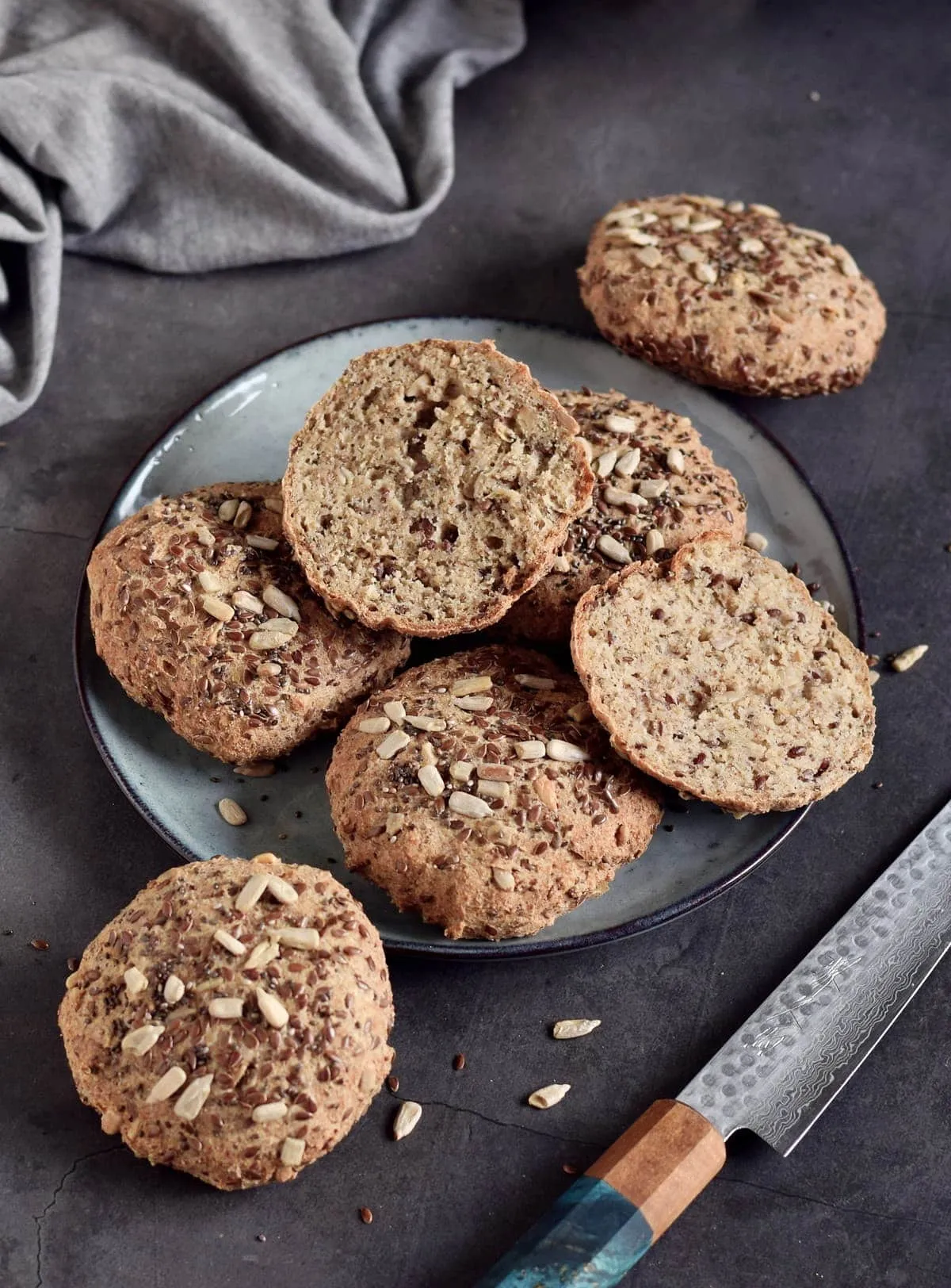 glutenfreie Brötchen auf Teller mit Messer
