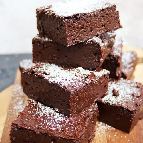 Glutenfreie Brownies, gestapelt und serviert