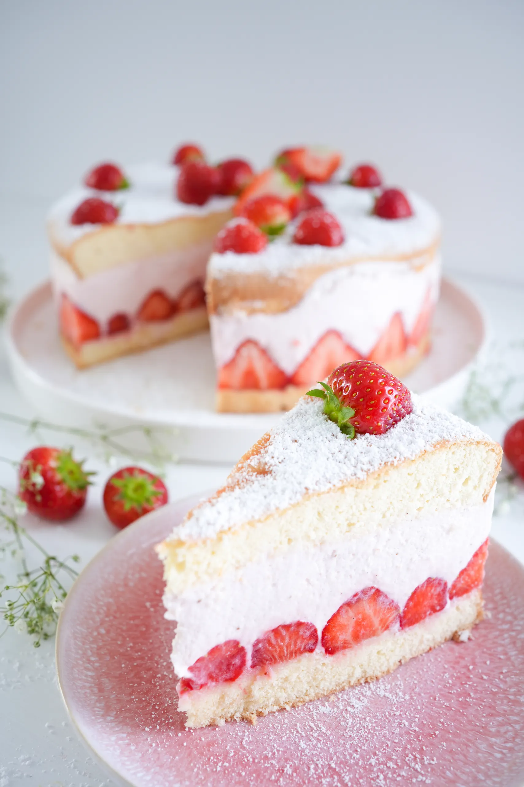 Glutenfreie Erdbeer-Käsesahnetorte mit frischen Erdbeeren