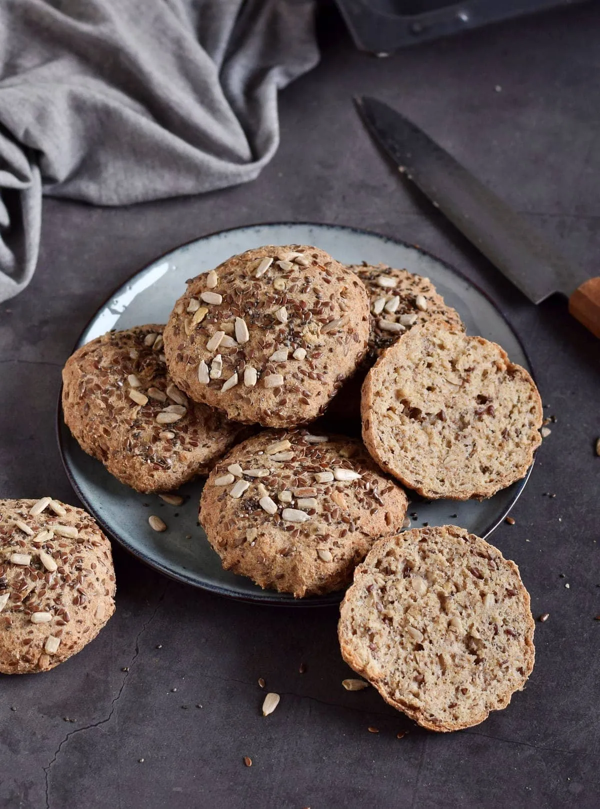 glutenfreie Vollkornbrötchen mit Körnern auf einem Teller