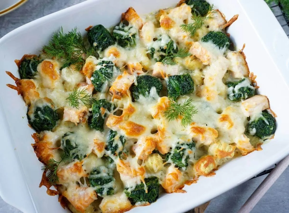 Gnocchi-Lachs-Auflauf mit Käse und Spinat