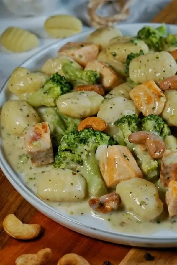 Gnocchi Pfanne mit Brokkoli und Lachs serviert
