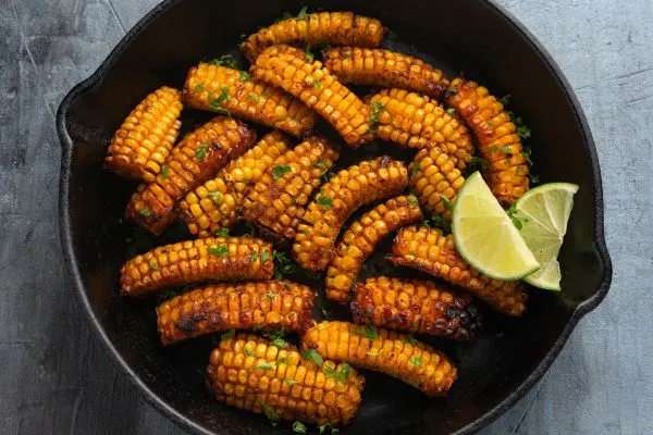 Goldbraun gebackene Mais-Rippchen als Fingerfood