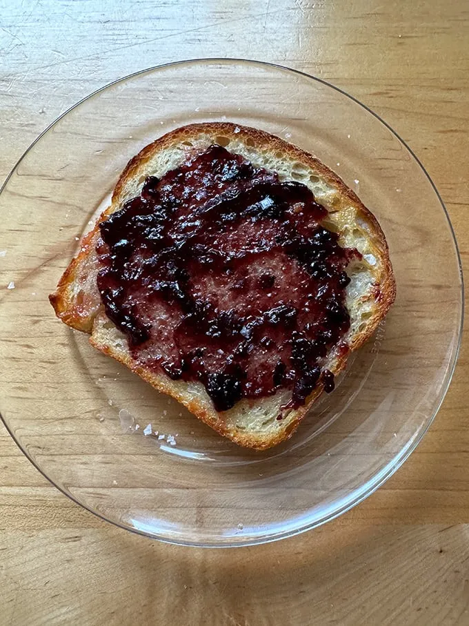 Goldbraun geröstetes Toastbrot mit Butter bestrichen