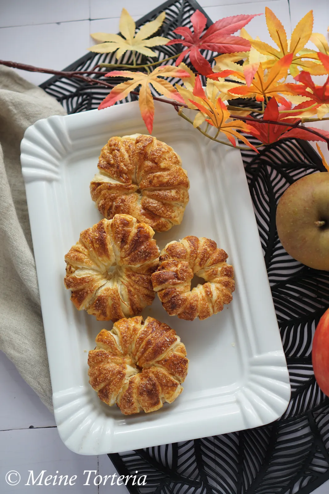 Goldbraune Apfel-Blätterteig-Ringe, perfekt gebacken im Airfryer