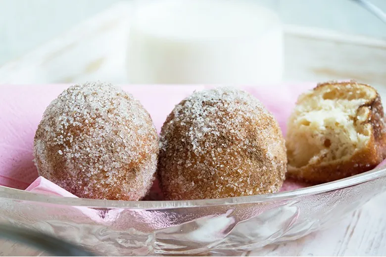 Goldbraune Faasekiechelcher, süße Krapfen auf einem Teller