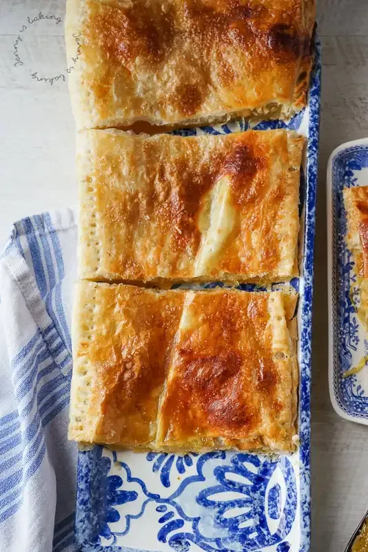 Goldbraune Hojaldre de Cabello de Ángel auf einem Backblech nach dem Backen