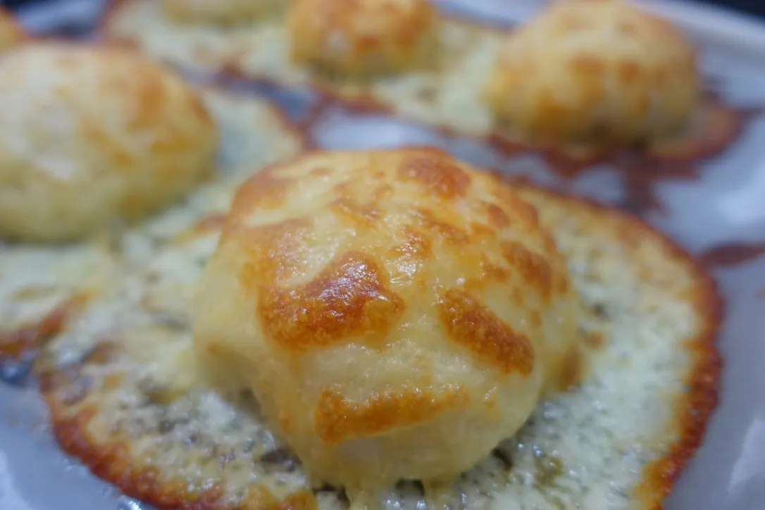 Goldbraune Käsebrötchen