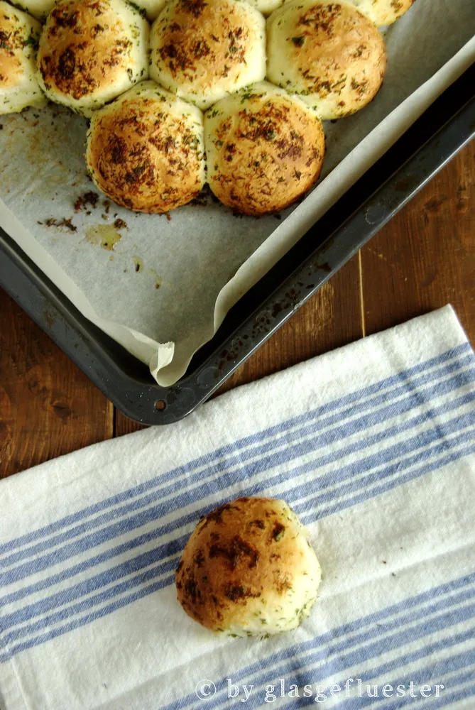 Goldbraune Parmesan-Kräuter-Brötchen, appetitlich angerichtet