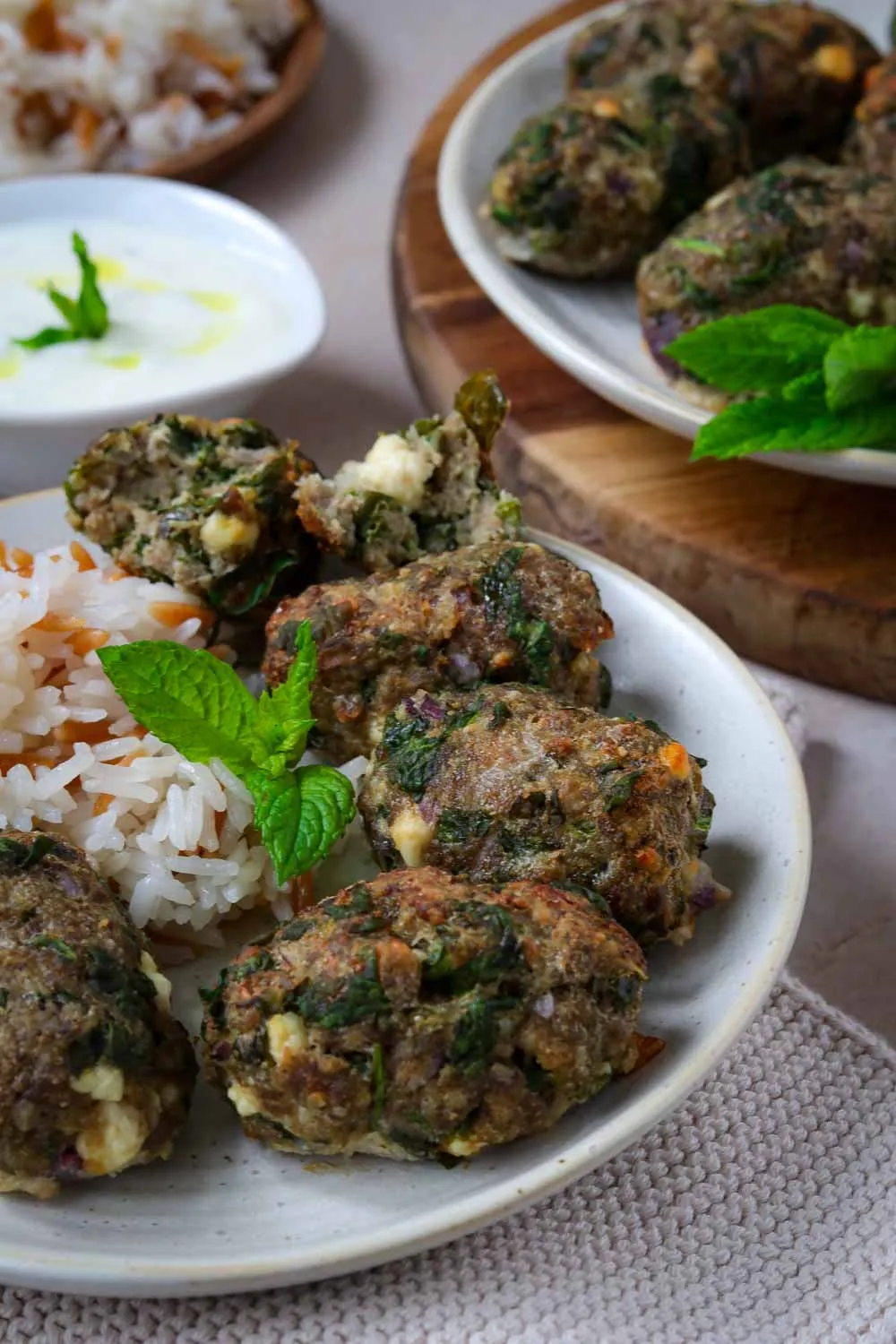 Goldbraune Spinat-Feta-Köfte als Snack