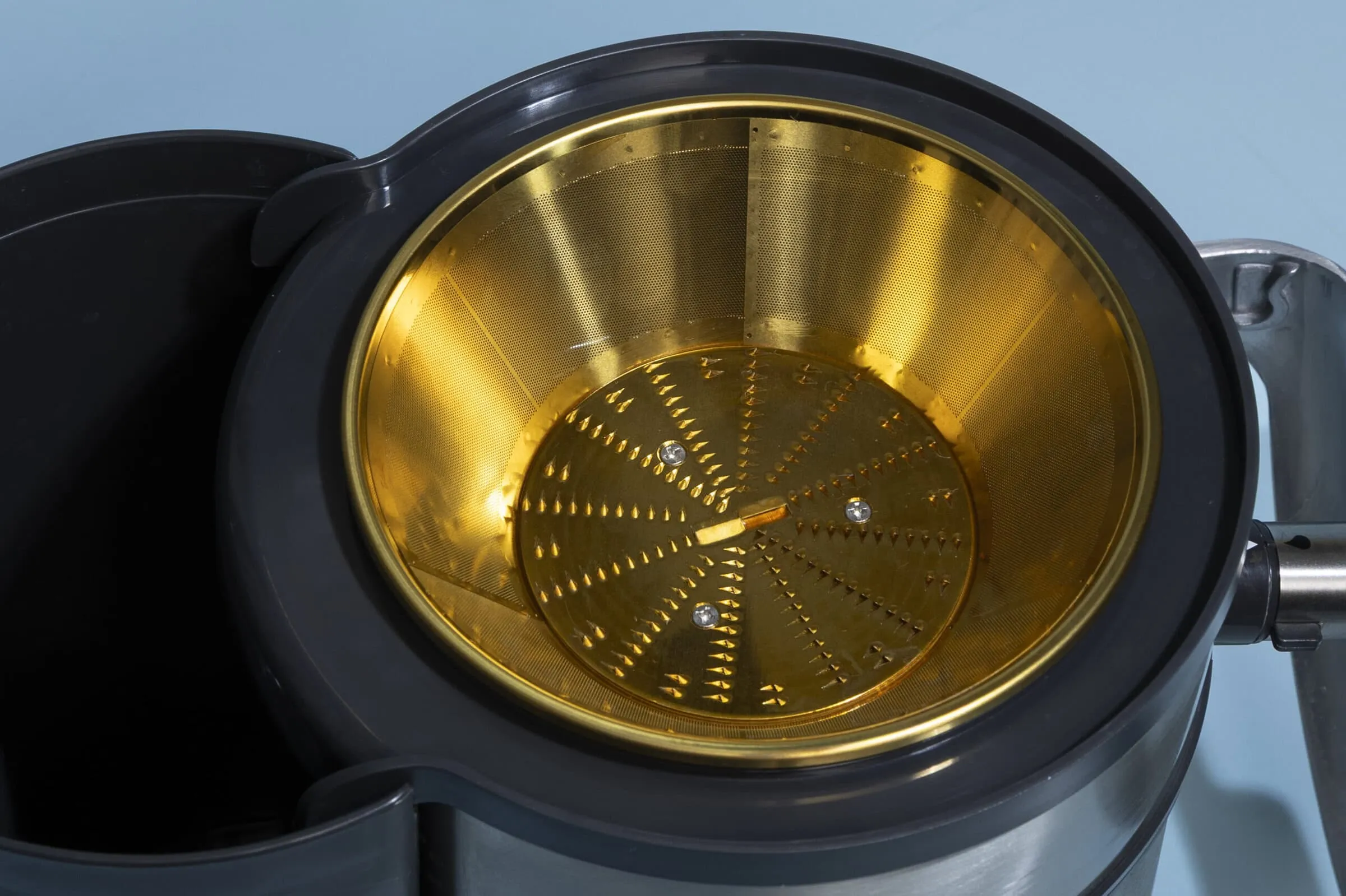 Goldenes Sieb des Gastroback Multi Juicer Digital für effizientes Entsaften