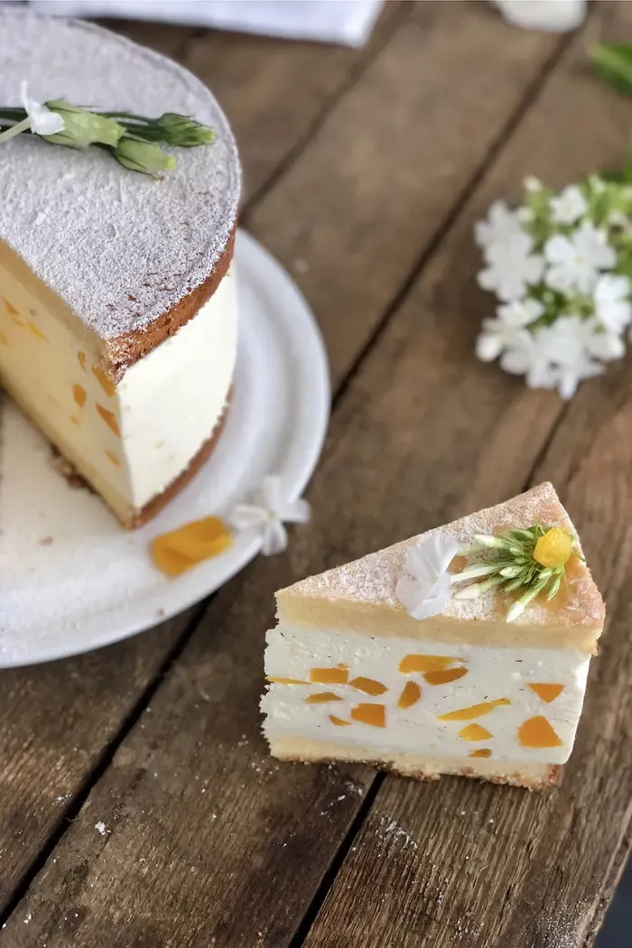 Goldgelb gebackener Biskuitboden für die Torte