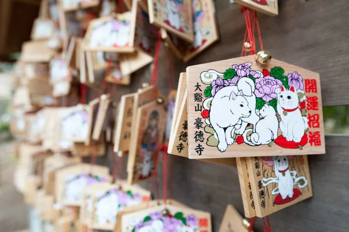 Gotokuji Tempel mit vielen Maneki Neko Wunschtäfelchen