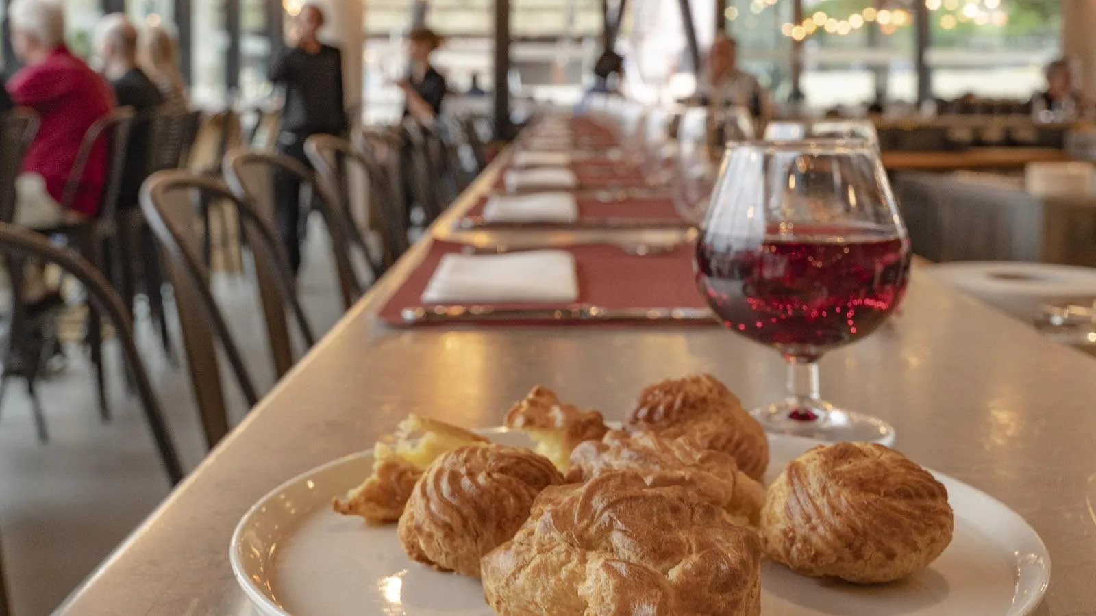 Gougères, kleine Käsewindbeutel, passen hervorragend zum Kir