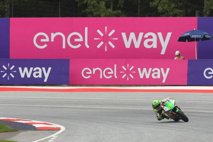 Granado nutzt Casadeis Missgeschick und gewinnt das erste Rennen