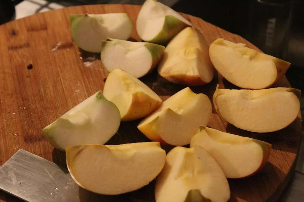 Grob gehackte Apfelstücke in einer Schüssel