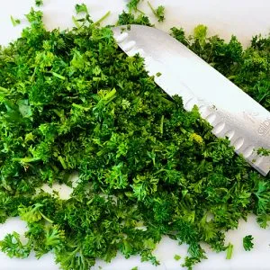 Grob gehackte Kräuter bereit für den Mixer