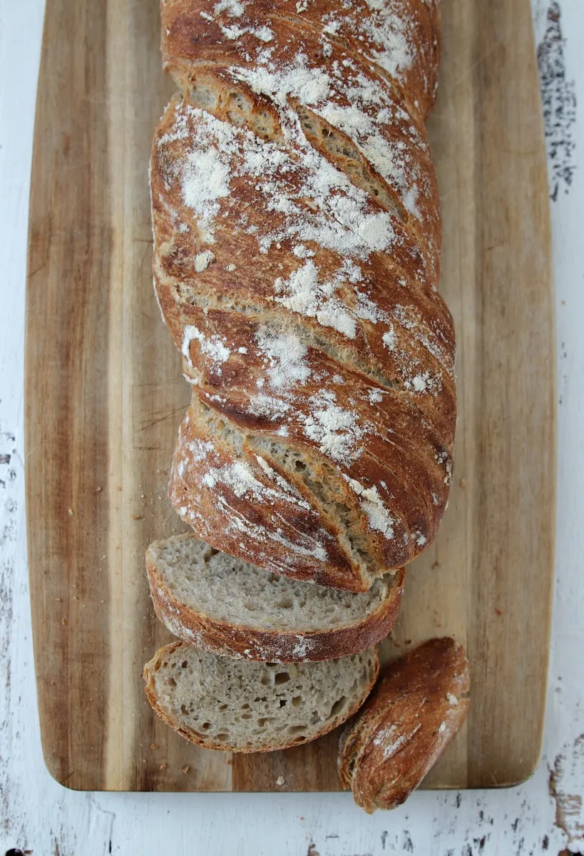 Großaufnahme eines aufgeschnittenen Sauerteigbrotes