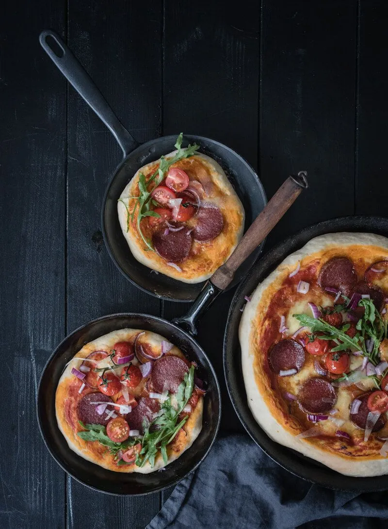 Große Salami Pan Pizza American Style