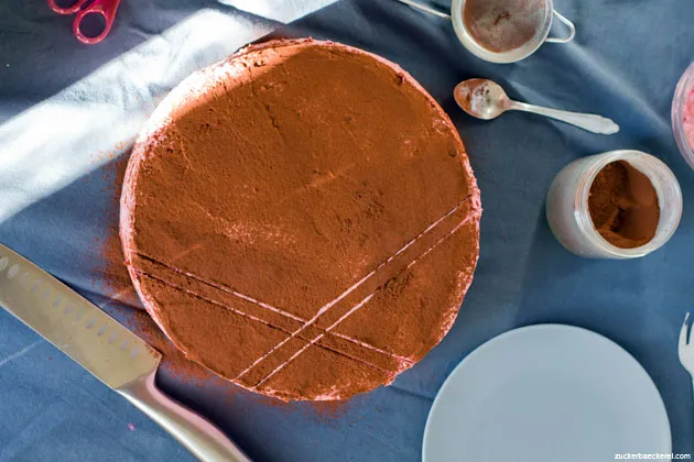 Große Schüssel mit der cremigen Himbeer-Sahne-Mischung