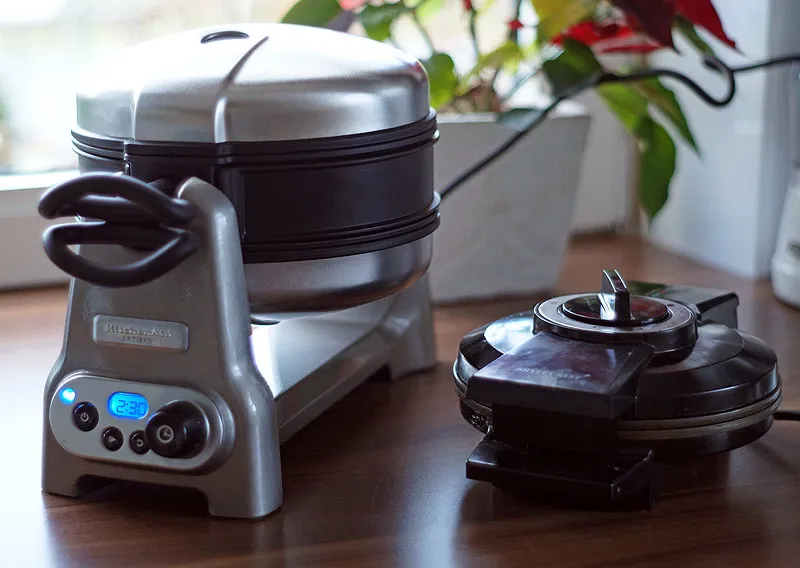 Größenvergleich des massiven KitchenAid Waffeleisens