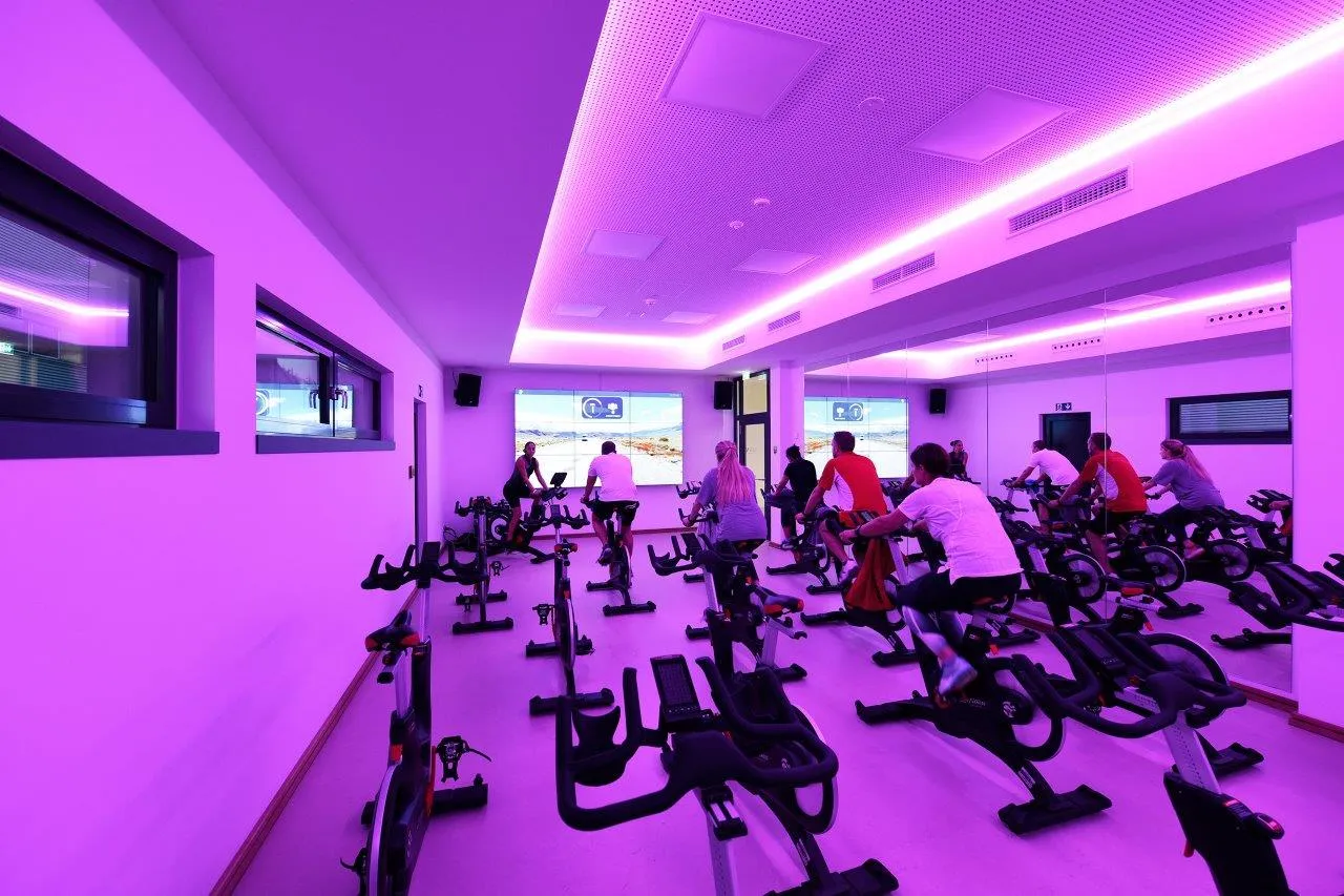 Großzügiger Kursraum mit modernen Geräten