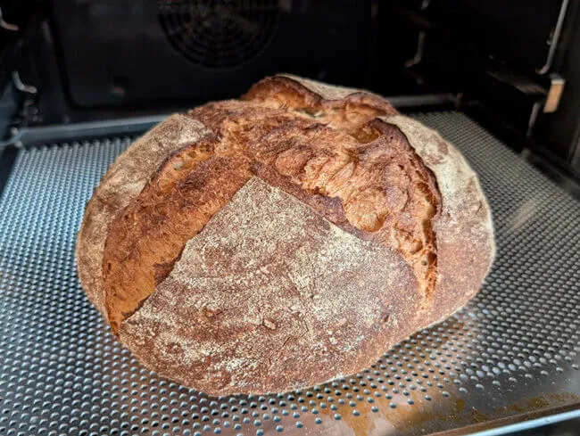 Grundausstattung Brotbacken: Helferlein und Backblech