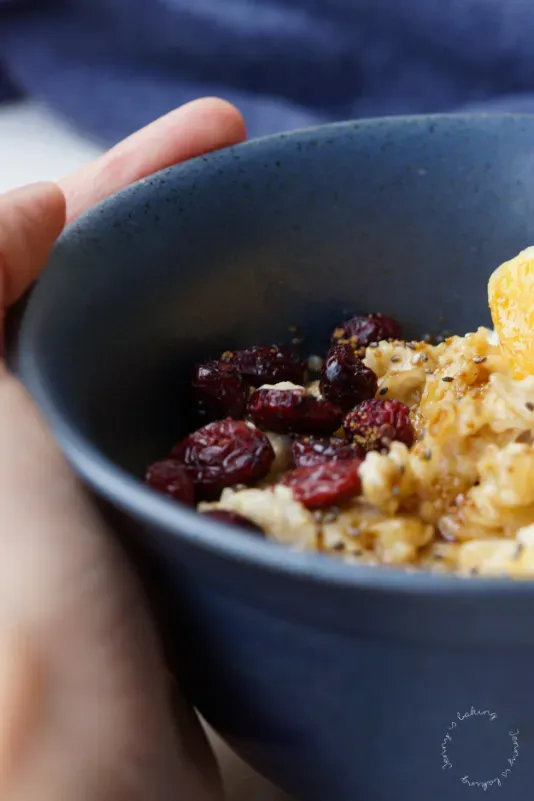 Grundrezept für cremigen Porridge mit Früchten
