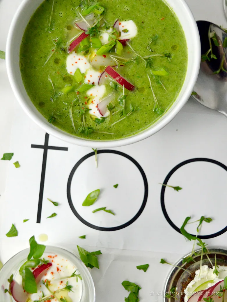 Grüne Brokkolisuppe mit Joghurt-Topping