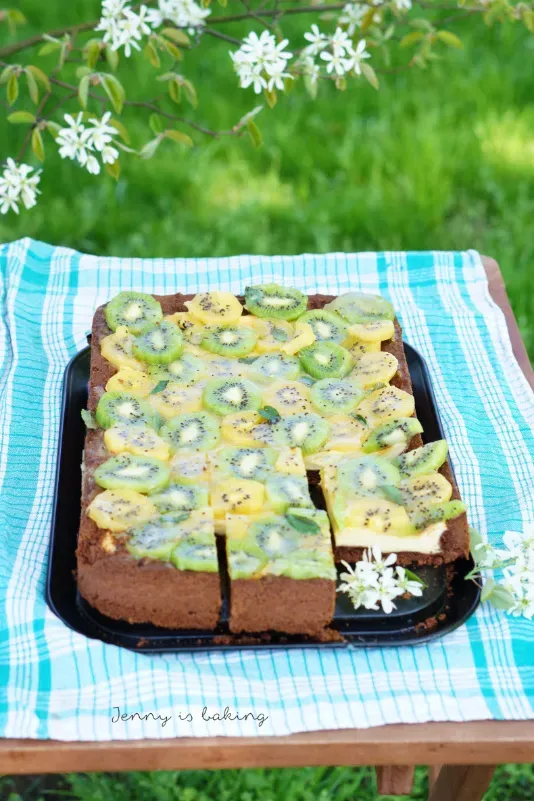 Grüner Blechkuchen mit Kiwi und Frischkäse
