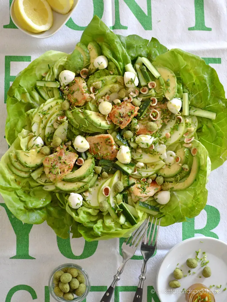 Grüner Salat mit Hähnchen und Avocado
