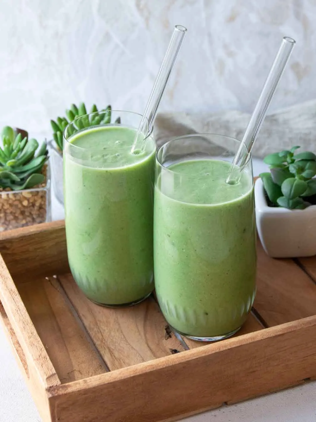 Grüner Smoothie mit Mango und Kokosflocken zum Mitnehmen