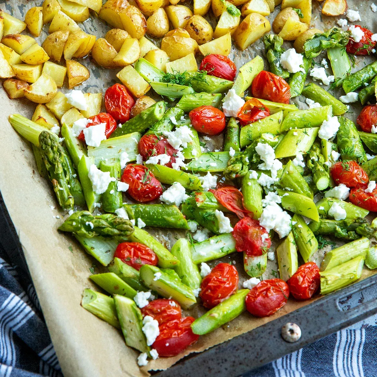 Grüner Spargel im Ofen mit Gemüse