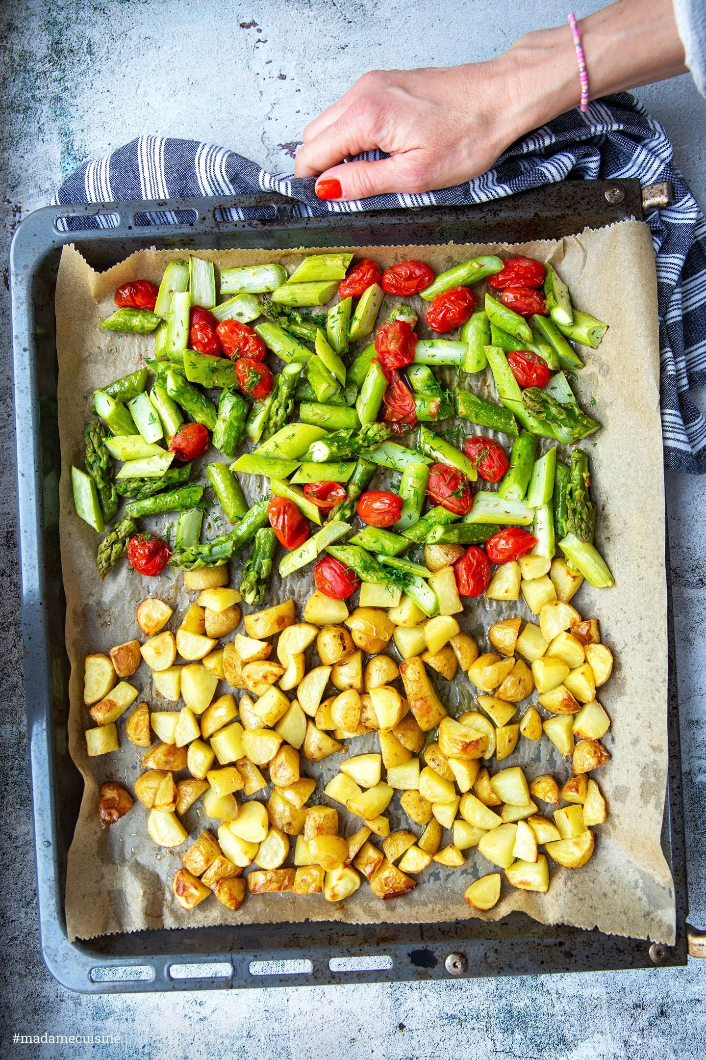 Grüner Spargel mit Tomaten und Kartoffeln frisch aus dem Ofen