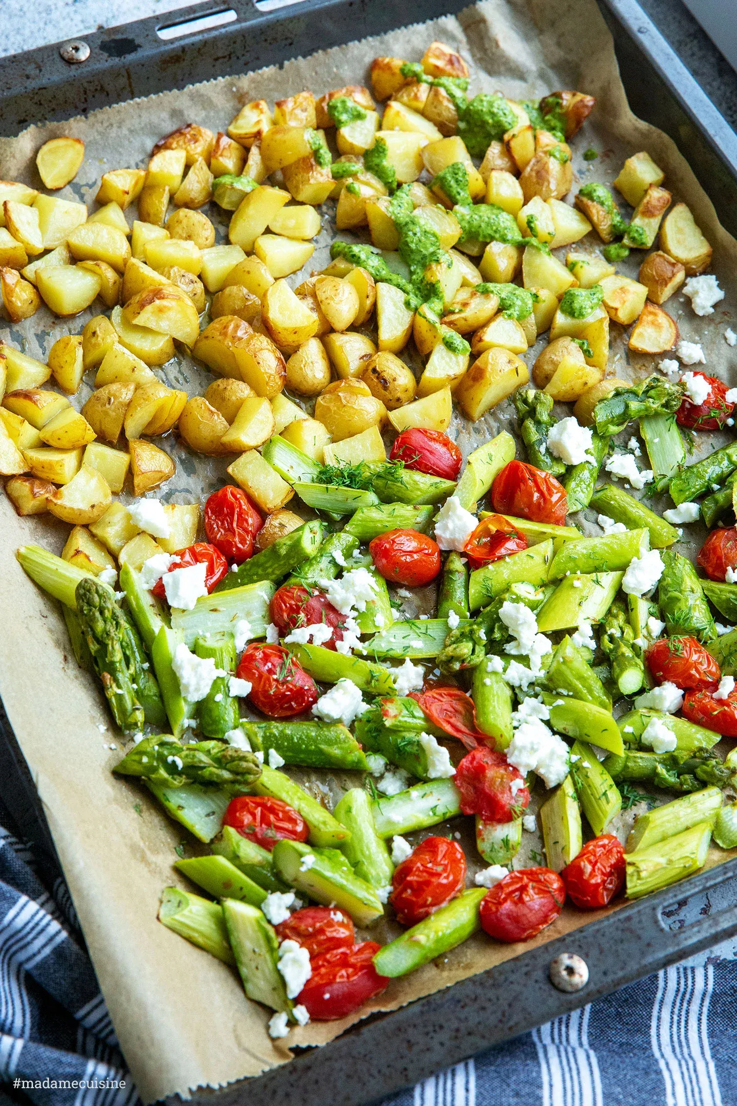 Grüner Spargel, Tomaten und Kartoffeln mit Feta und einem frischen Pesto