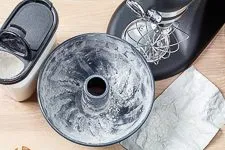 Gugelhupf-Form einfetten und mit Mehl bestäuben