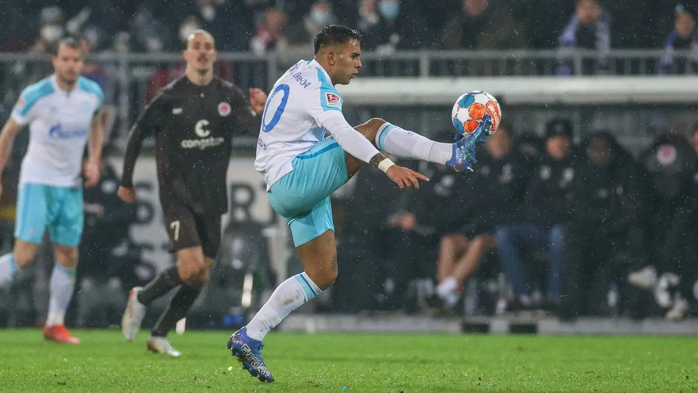 Guido Burgstaller bejubelt sein Tor für St. Pauli gegen Schalke 04