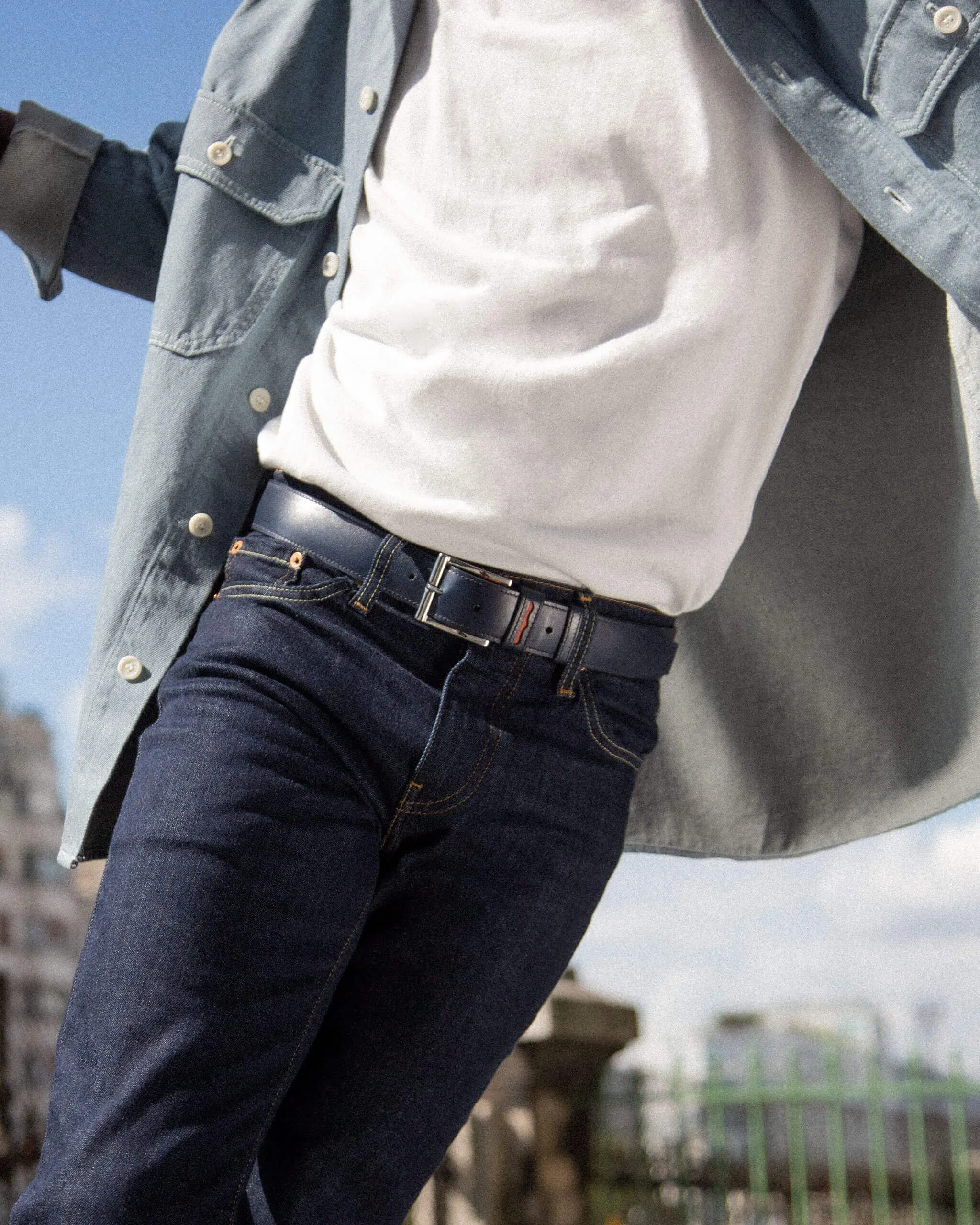 Gürtel der J.M. Weston x Roland-Garros Kollektion aus marineblauem und orangefarbenem Leder