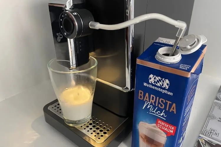 Guter Milchschaum mit Kuhmilch, Schwächen mit Hafermilch beim Tchibo Esperto Pro