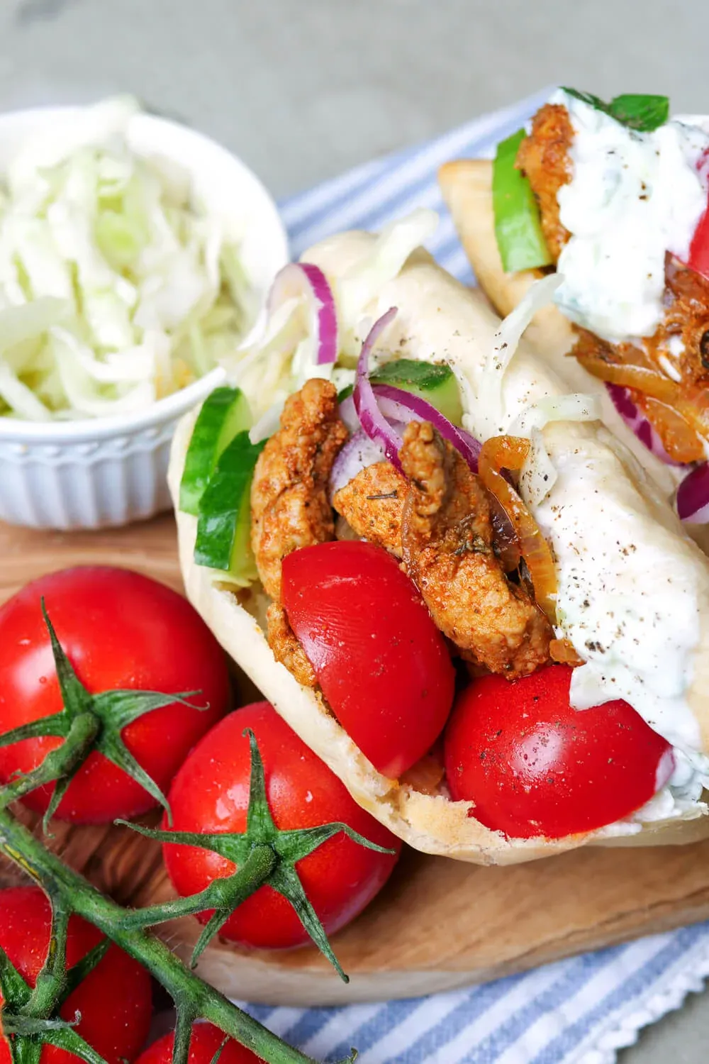 Gyros-Pita mit Gyros, Tzatziki, Krautsalat, Tomaten und Gurken