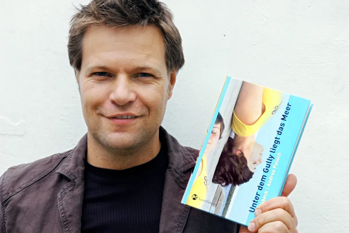 Habeck im Mai 2007 mit seinem Jugendroman „Unter dem Gully liegt das Meer“